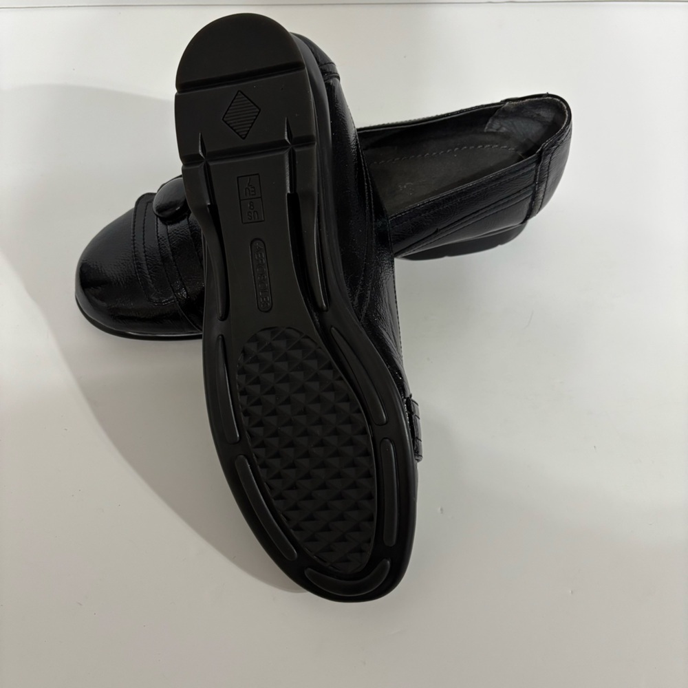 Aerosoles 9M Black Patent Leather Slip-On - Picture 5 of 5